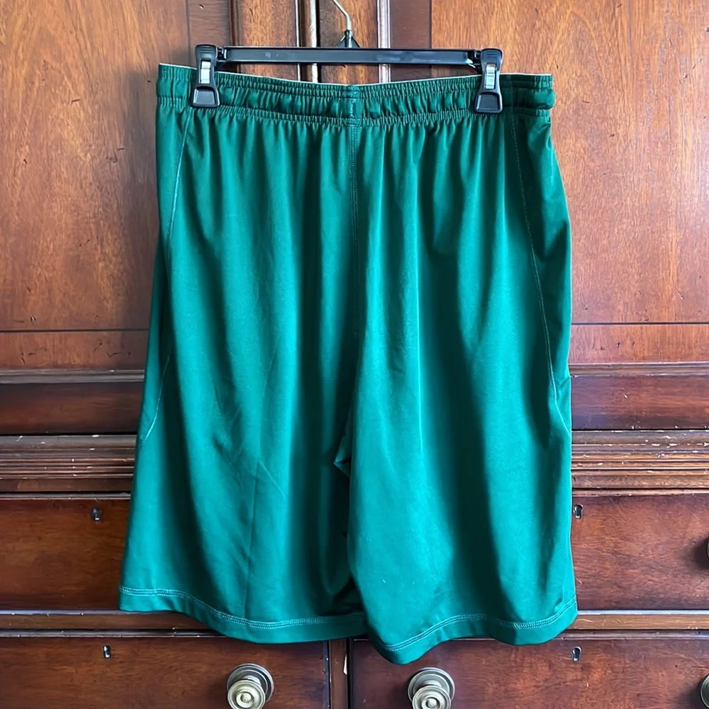 Men’s Large Under Armour Short - Picture 2 of 3